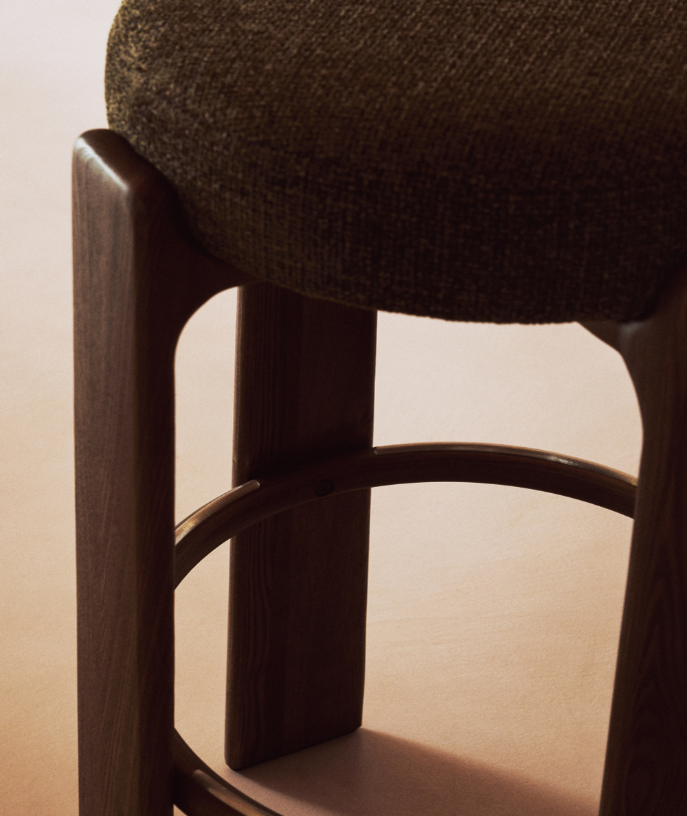 Granite Барный табурет из зеленого шенилла и массива ясеня в отделке орех 75 см