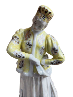 Фарфоровая статуэтка "Лебёдушка" в желтой шубке (Дулево)