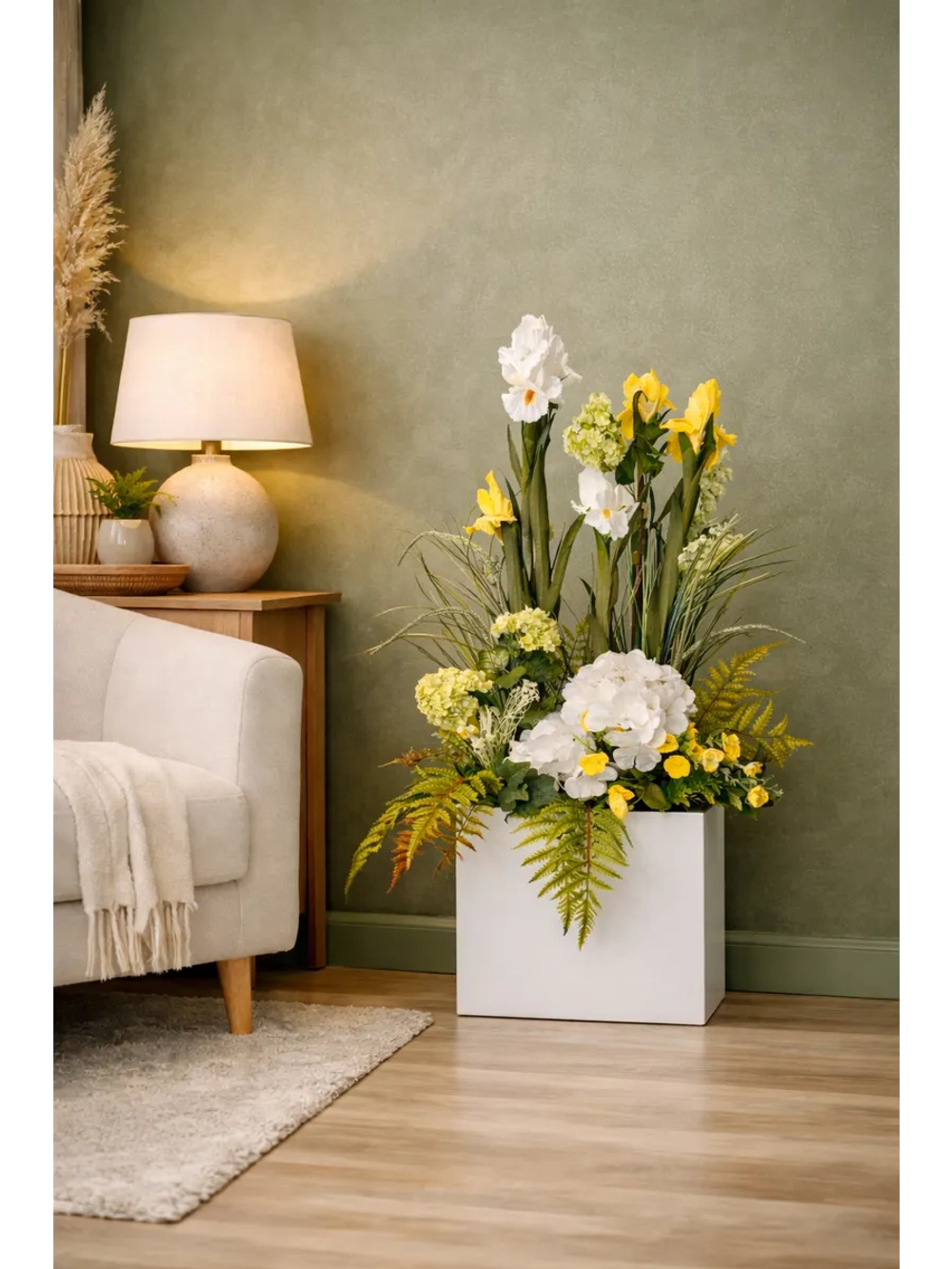 Напольная композиция из искусственных растений и цветов