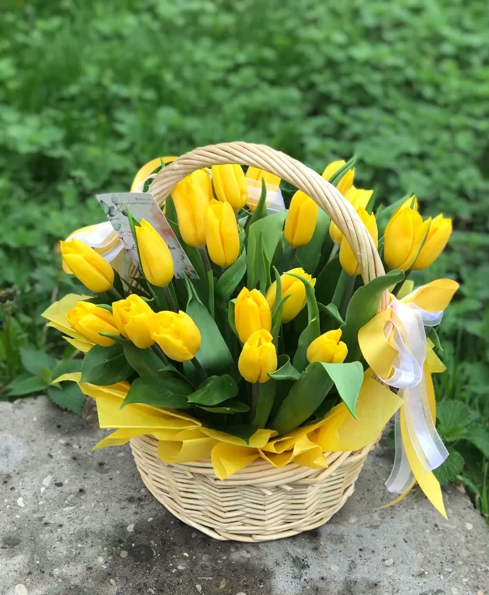 Корзинка с тюльпанами 25 штук