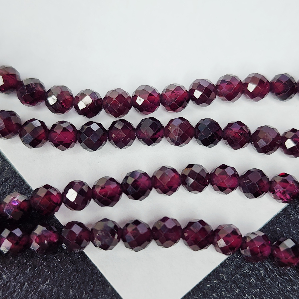 Гранат альмандин, родолит, р-р 4мм, цена за нить 10 см