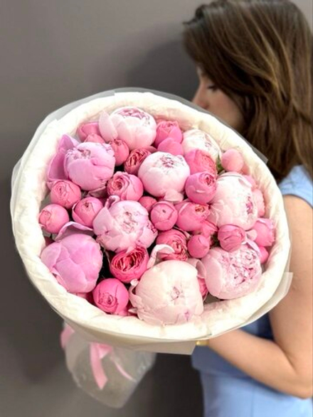 Букет с кустовых пионовидных роз "Силва Пинк" и пионов