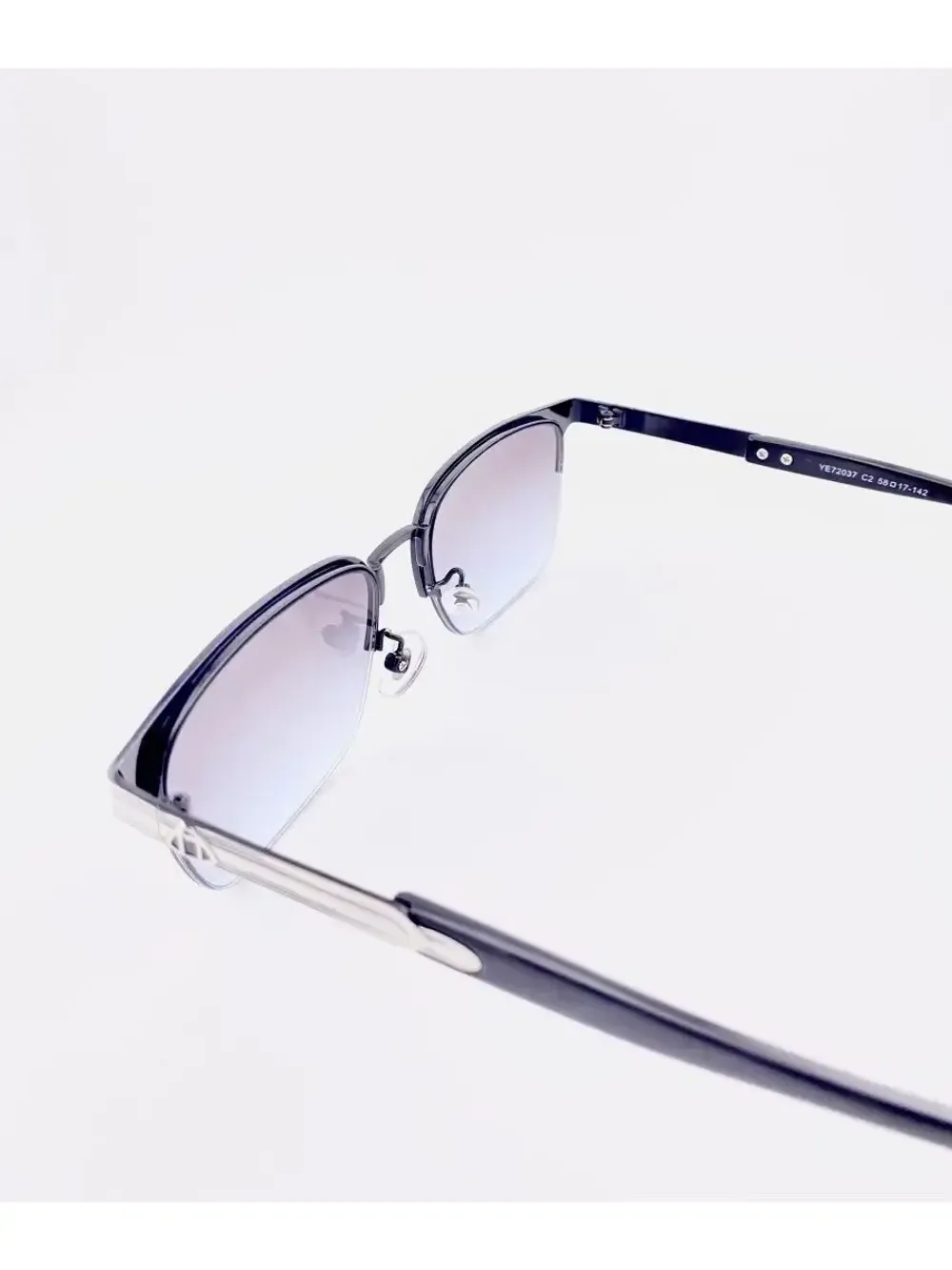 Очки солнцезащитные