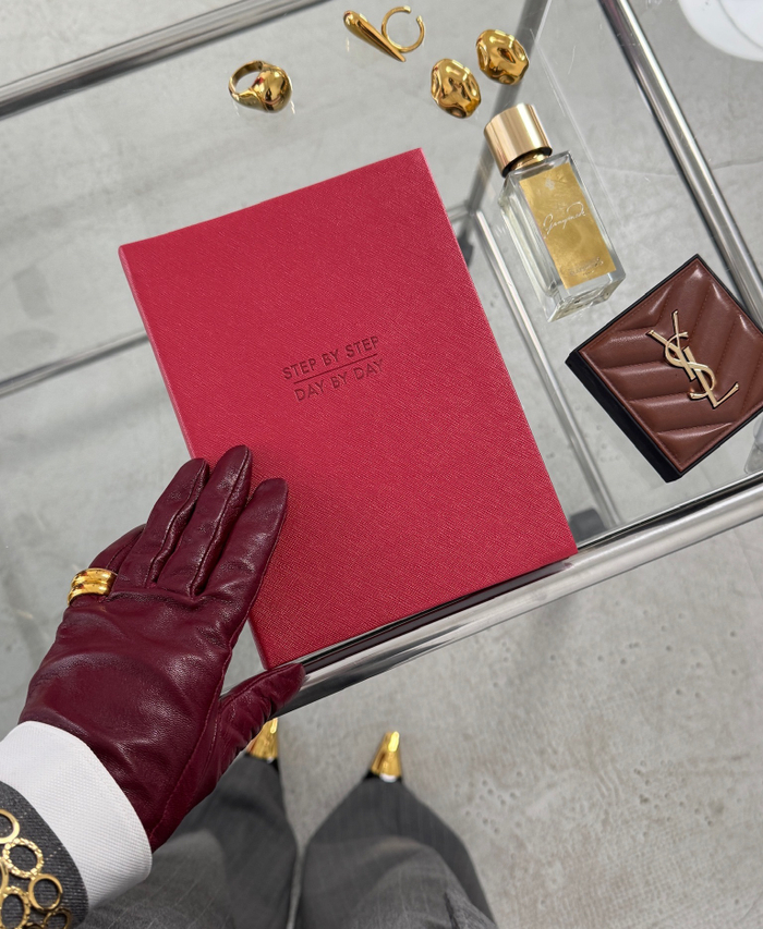 Ежедневник в темно-красном цвете