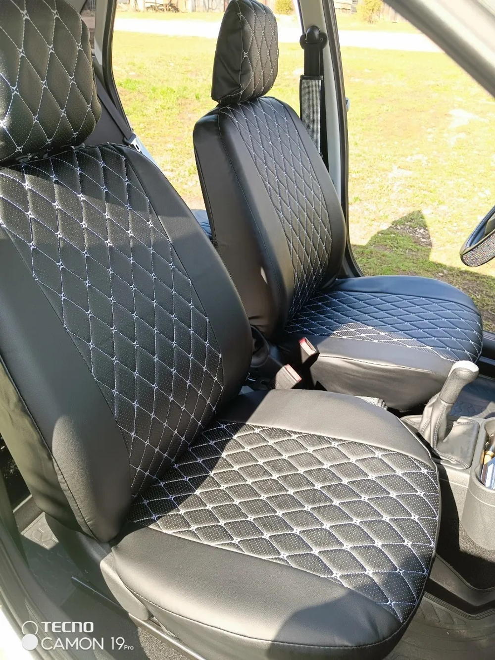 Чехлы на Лада Гранта сплошные сиденья (Ромб бабочка белые нитки)