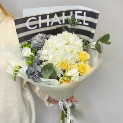 «CHANEL» букет с гортензией, гвоздикой и фрезией