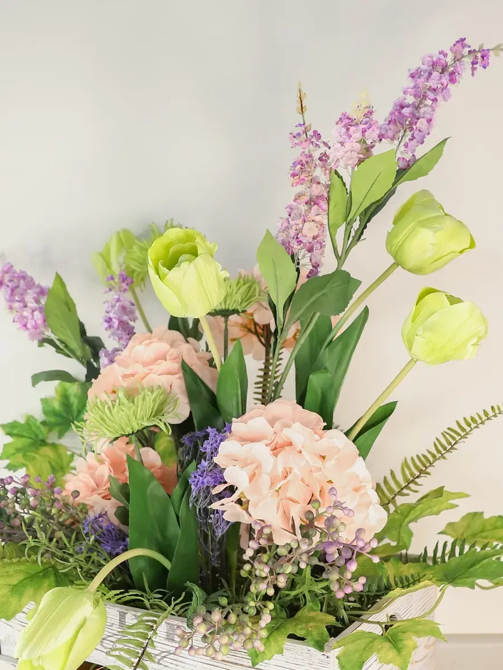 Композиция в ящике "Гортензия и тюльпаны"