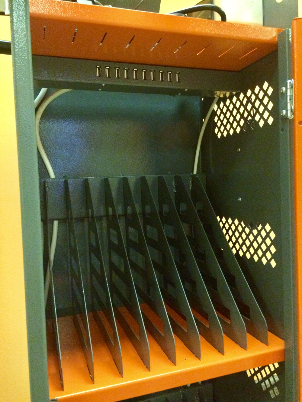 Тележка с USB выходами для зарядки 20 планшетов