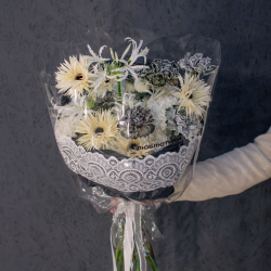 111. Кружевной авторский букет с нерине и диантусами