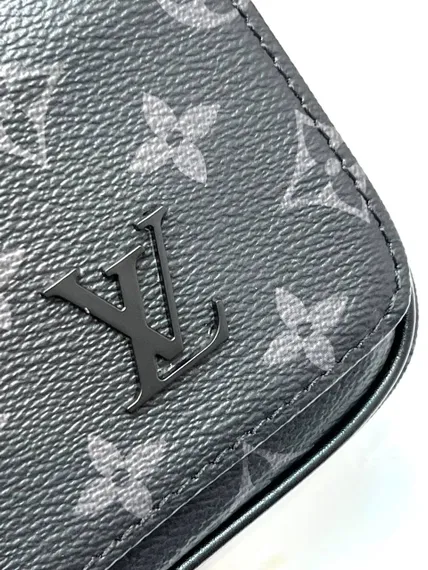 Сумка Louis Vuitton District PM Monogram Eclipse