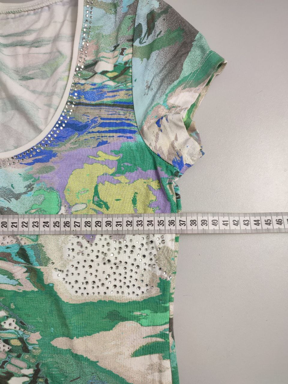 Футболка со стразами 40/42 размер