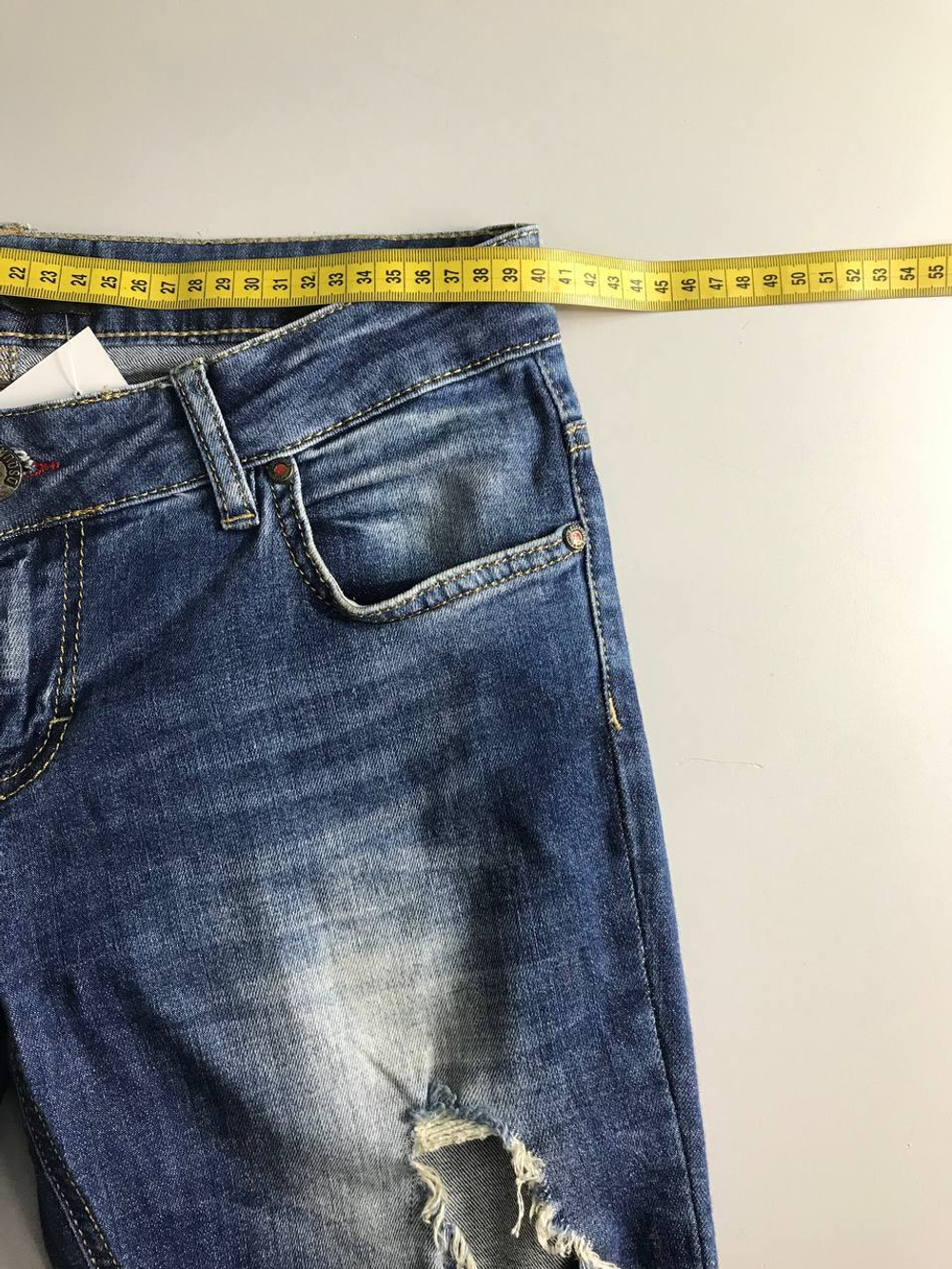 Джинсы Dsquared с порезами, маркировка 30, визуально на 46 размер