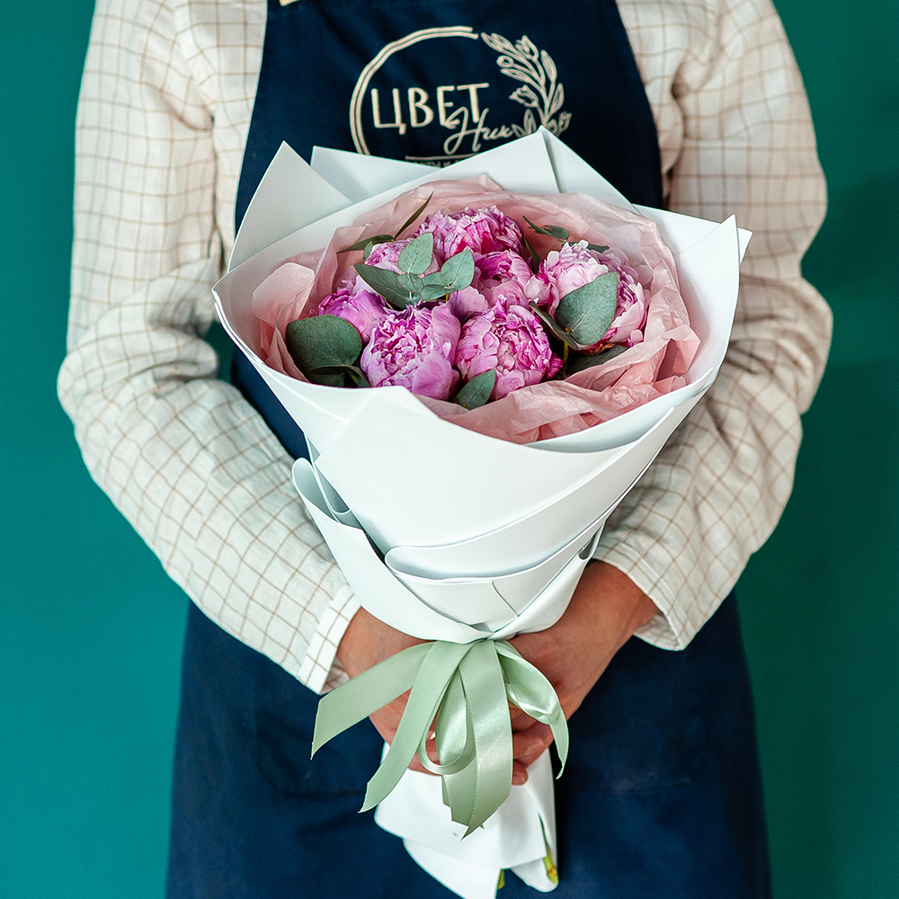 7 пионов Сара Бернар с эвкалиптом