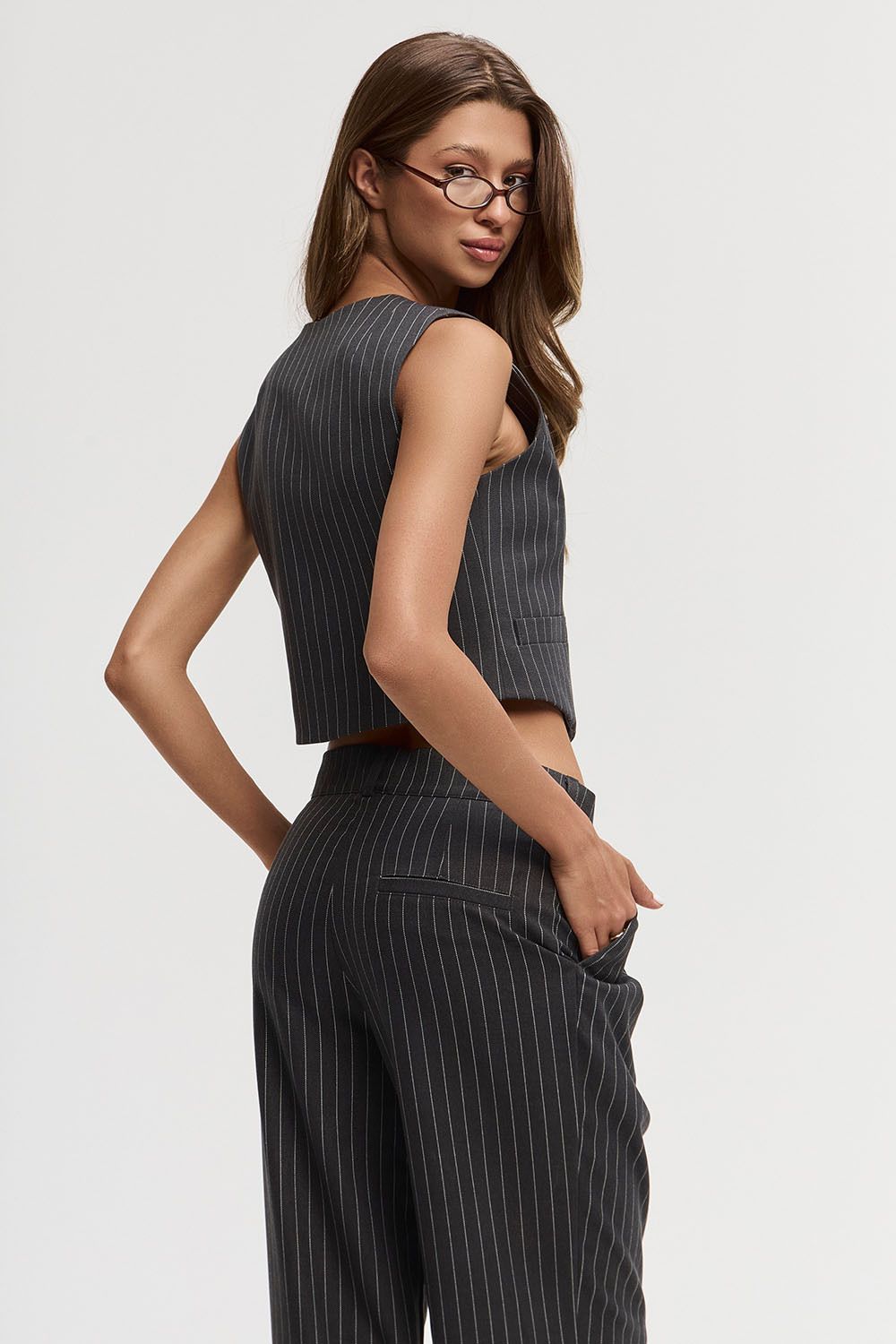 Жилет костюмный в полоску темно-серого цвета