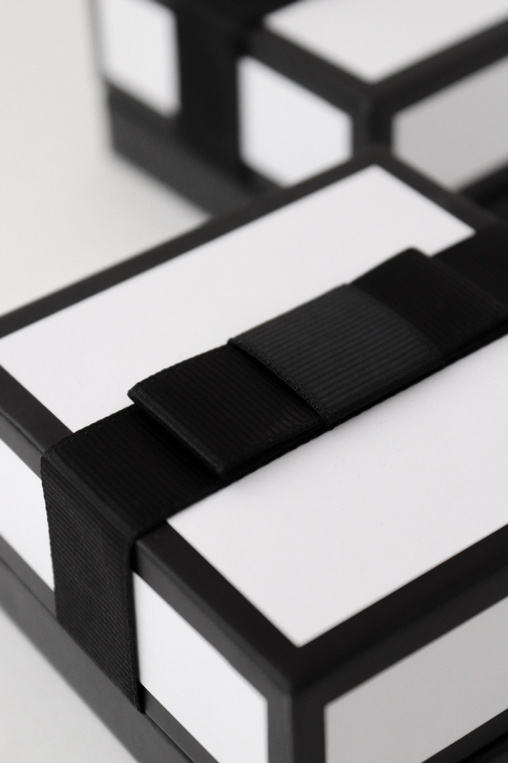 Квадратный футляр с плоским бантиком «Одри» под подвеску