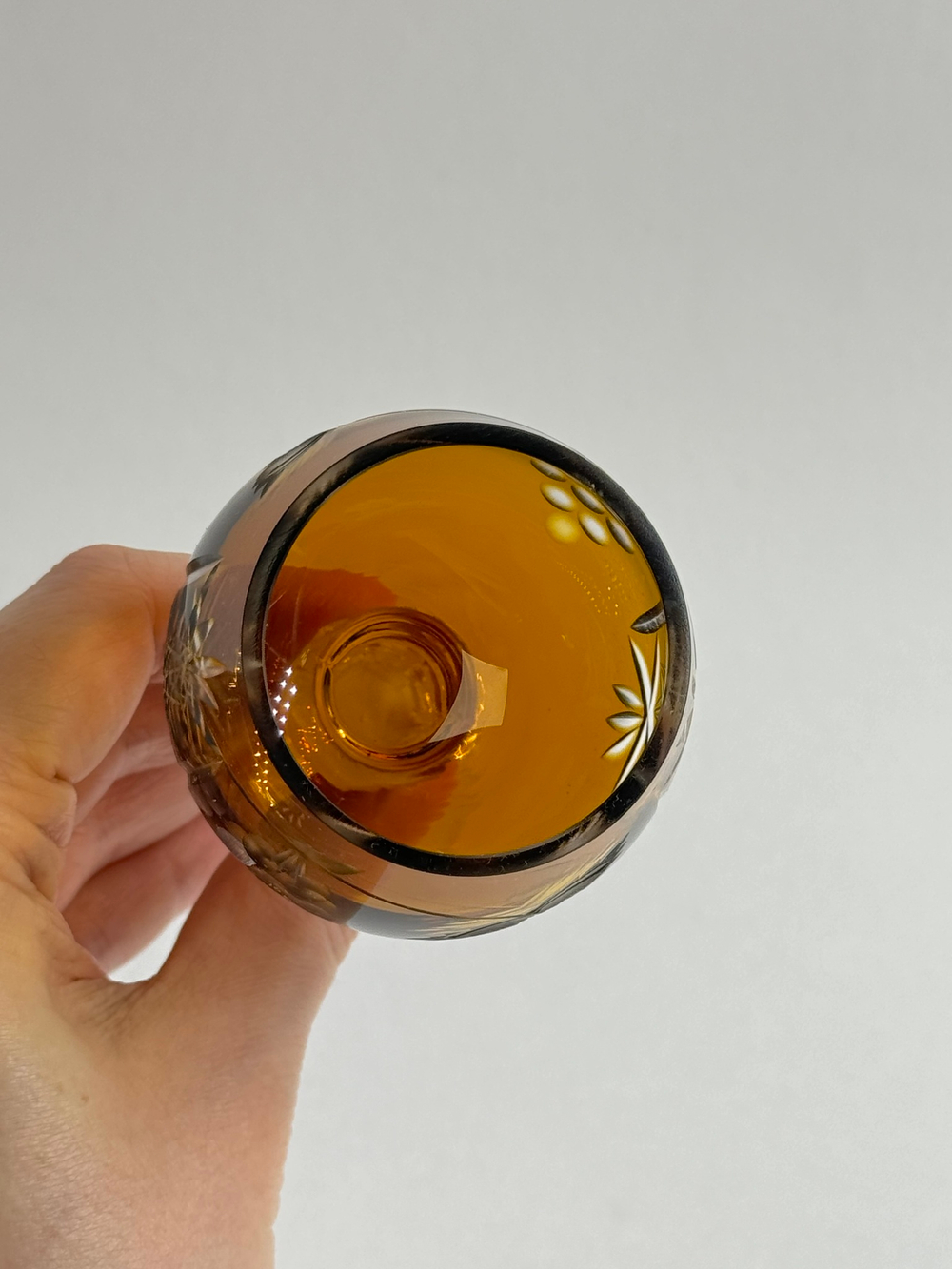 Рюмка стеклянная с жёлтой чашей