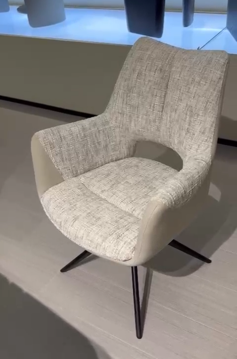 Стул М-City DISAUR Давен (Daven) поворотный на 360 градусов, Кремовый Riely-111, G1038-101, ткань, Латте каркас