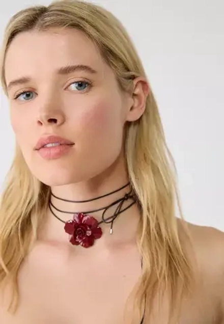 STRADIVARIUS Ожерелье на шнурке с контрастным цветком, бургундский