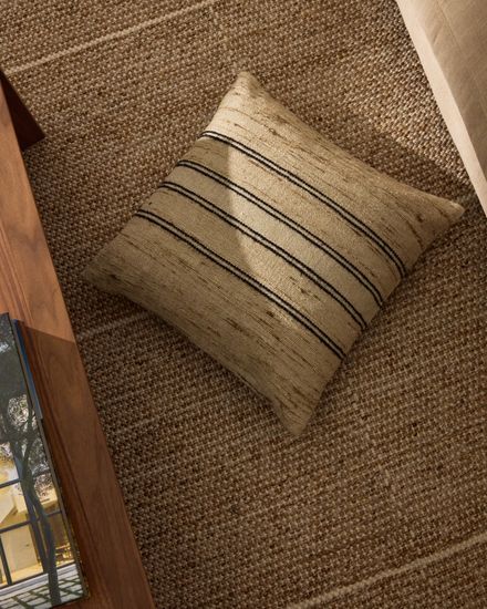 Чехол для подушки Dorien бежевого цвета c ткаными полосками 45 x 45 см