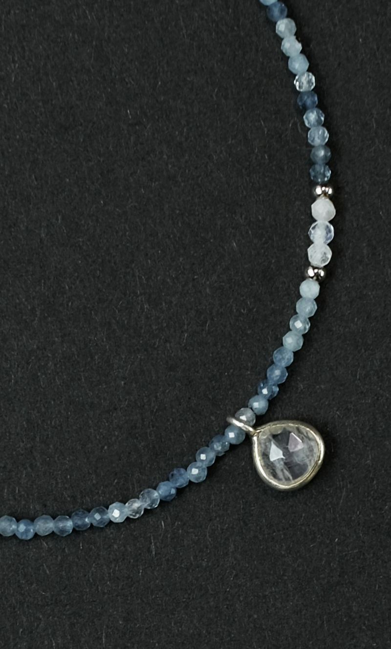 Чокер "Memo Hint" из аквамарина и лунного камня, с подвесом из лунного камня 35 см