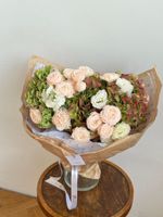 Букет из гортензии, маттиолы, кустовых пионовидных роз, лизиантуса и диантусов