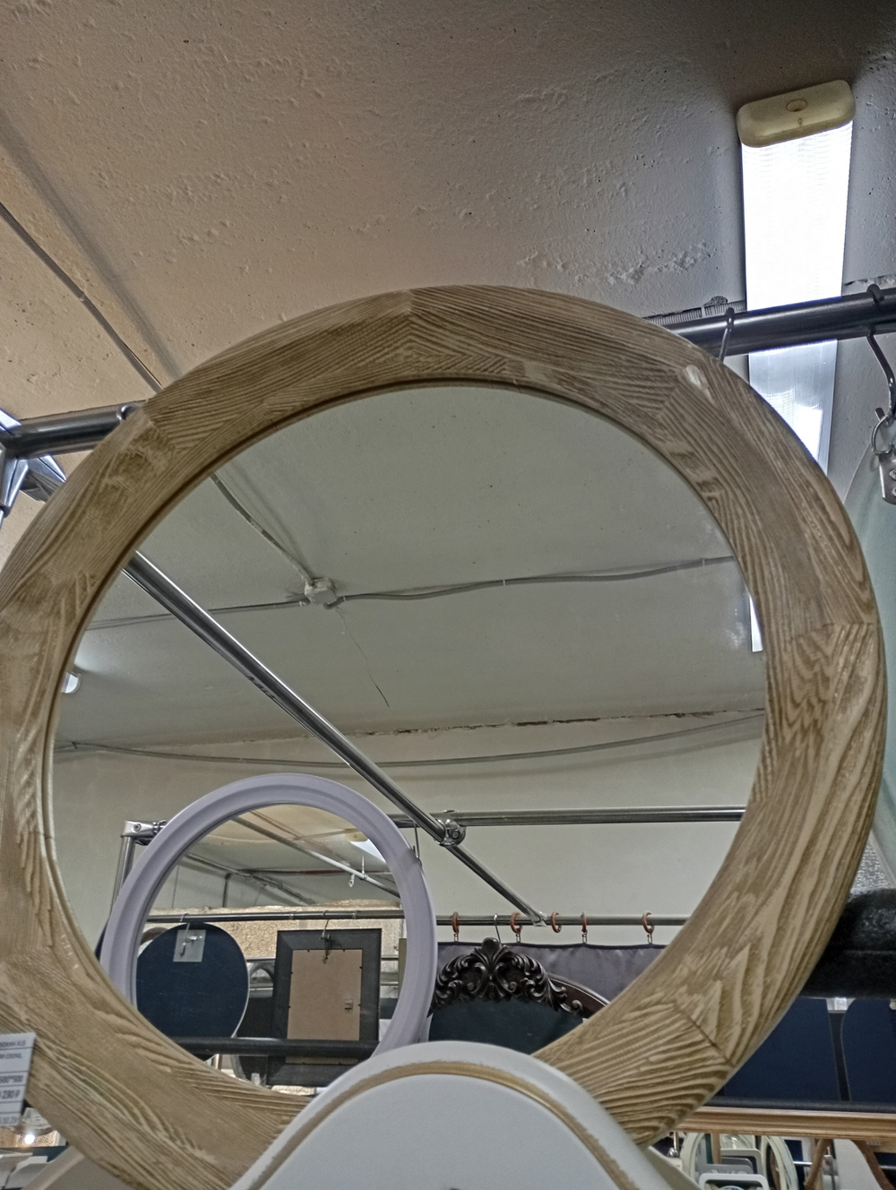 Зеркало круглое в деревянной раме