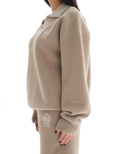 Бежевый костюм с вышивкой и воротом-поло