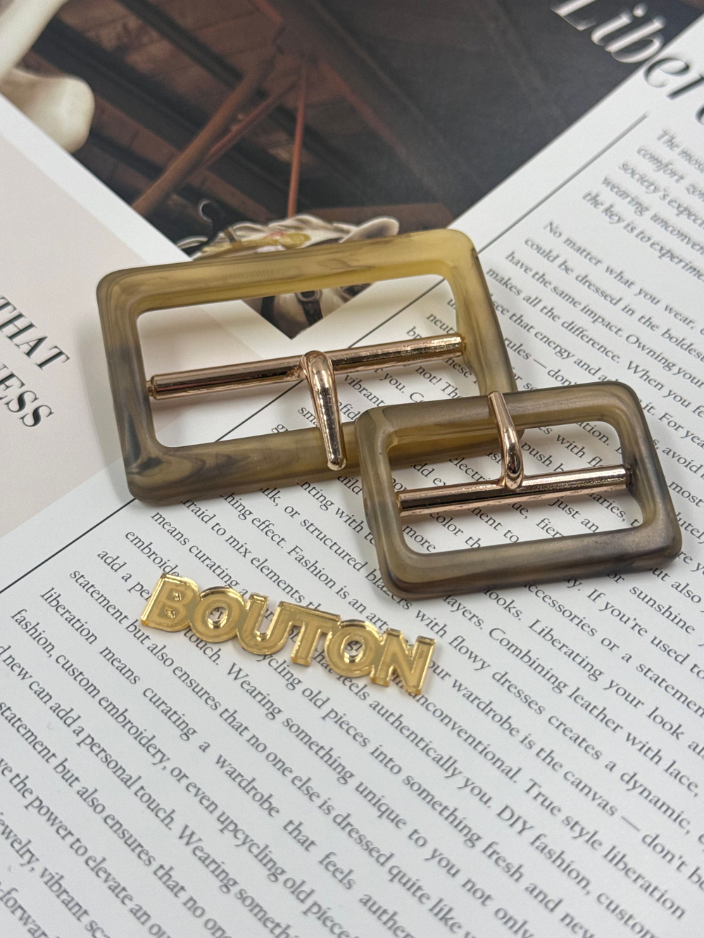 Пряжка матовая светло-коричневая с металлическим золотистым язычком