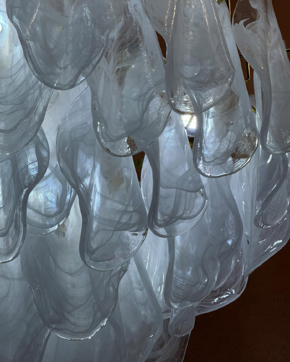 Подвесная люстра с каскадом полупрозрачных стеклянных лепестков,