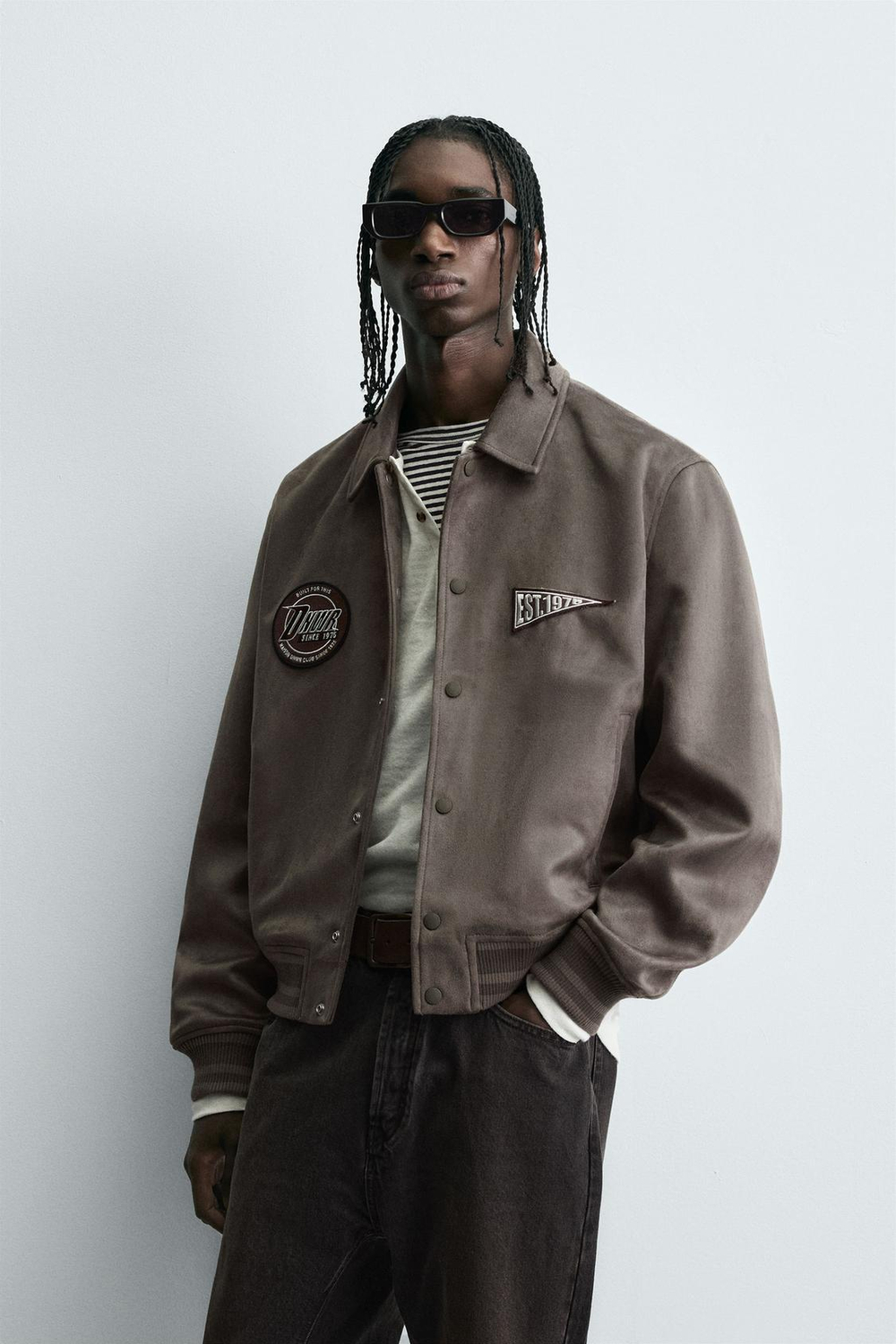 ZARA КУРТКА ИЗ ИСКУССТВЕННОЙ ЗАМШИ С НАШИВКАМИ И ВЫШИВКОЙ, СЕРО-КОРИЧНЕВЫЙ