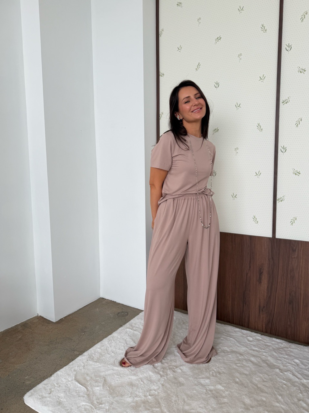 Костюм с силуэтной футболкой в цвете мокко