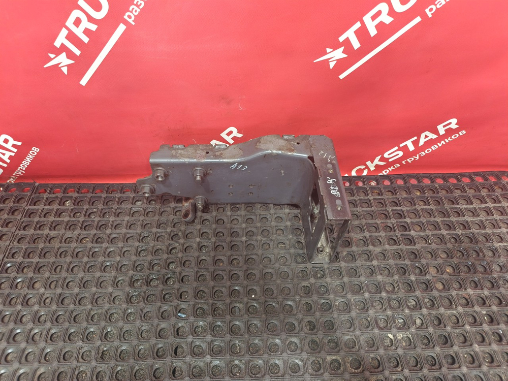 Кронштейн подножки левый 2020г