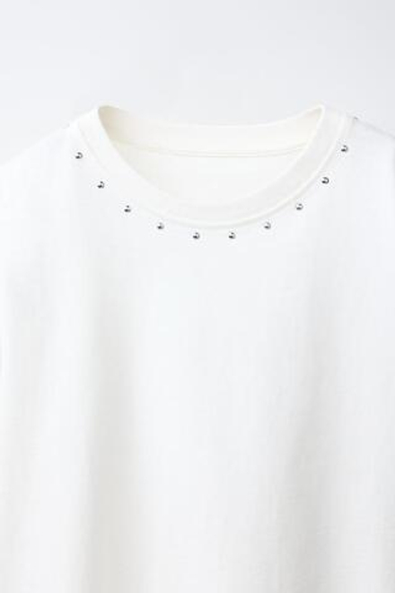 ZARA ФУТБОЛКА С БАХРОМОЙ И ЗАКЛЕПКАМИ, БЕЛЫЙ