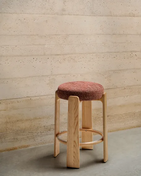 Барный табурет Granite из терракотовой синели и массива ясеня с натуральной отделкой