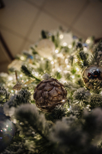 Дизайнерская заснеженная ель «Зимнее кружево»