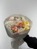 Сборный букет из кустовой пионовидной розы, маттиолы, диантусов и хризантемы