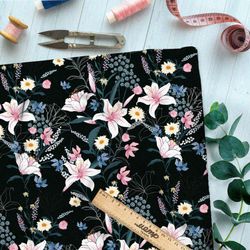 Ткань оксфорд 600 нарисованные лилии и ромашки на чёрном фоне