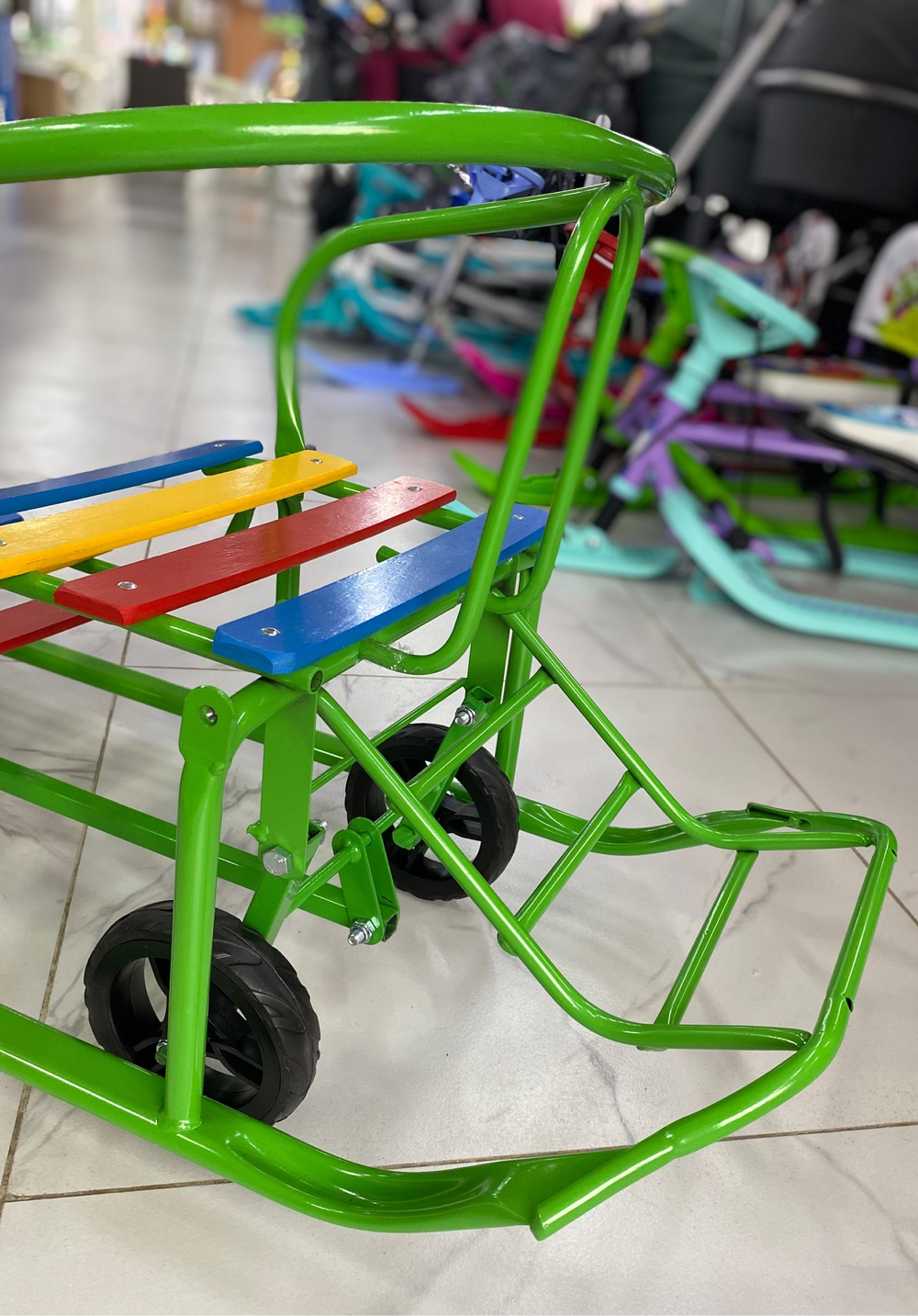 Санки "Погодки УНИВЕРСАЛ" с механизм. выдв. колес. шасси, зеленая рама, разноцветный