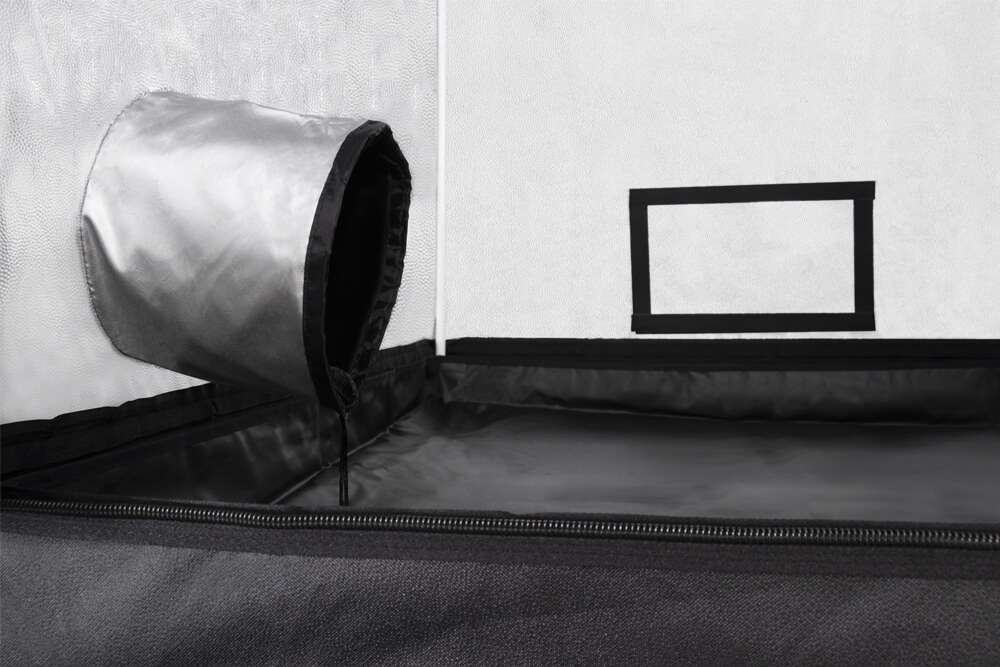 Вентиляционное окно 30×16 см со шторкой на задней стенке и рукав для притока воздуха.