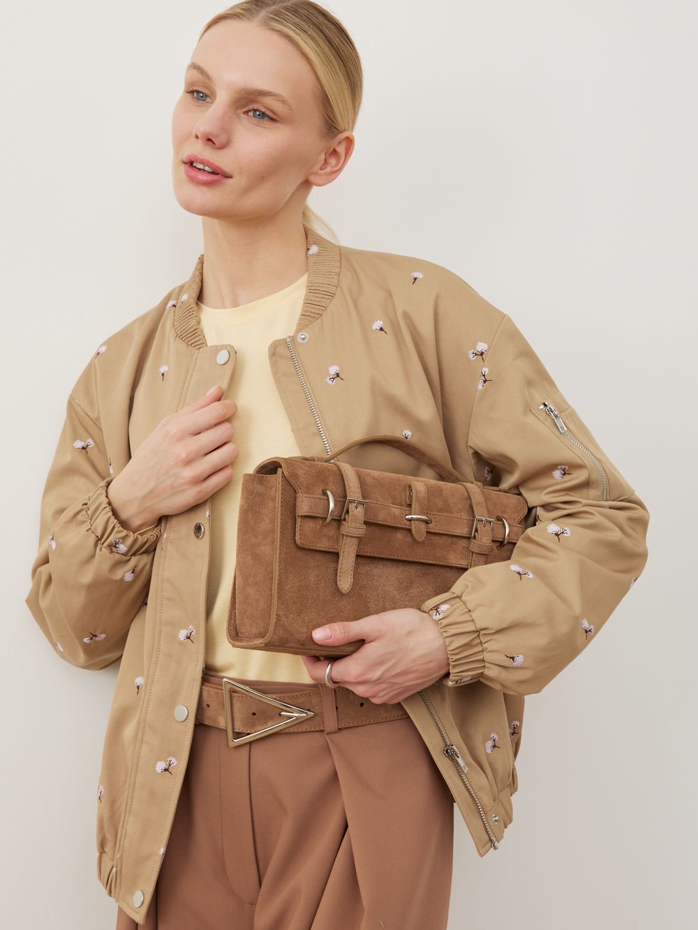 БАЗОВЫЙ РЕМЕНЬ С ТРЕУГОЛЬНОЙ ПРЯЖКОЙ ЗАМША КАПУЧИНО