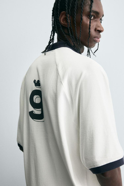 ZARA ПОЛО С РЕТРО-ФУТБОЛЬНЫМ ПРИНТОМ, БЕЛЫЙ