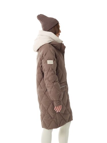 Удлиненный пуховик с контрастным капюшоном в цвете капучино