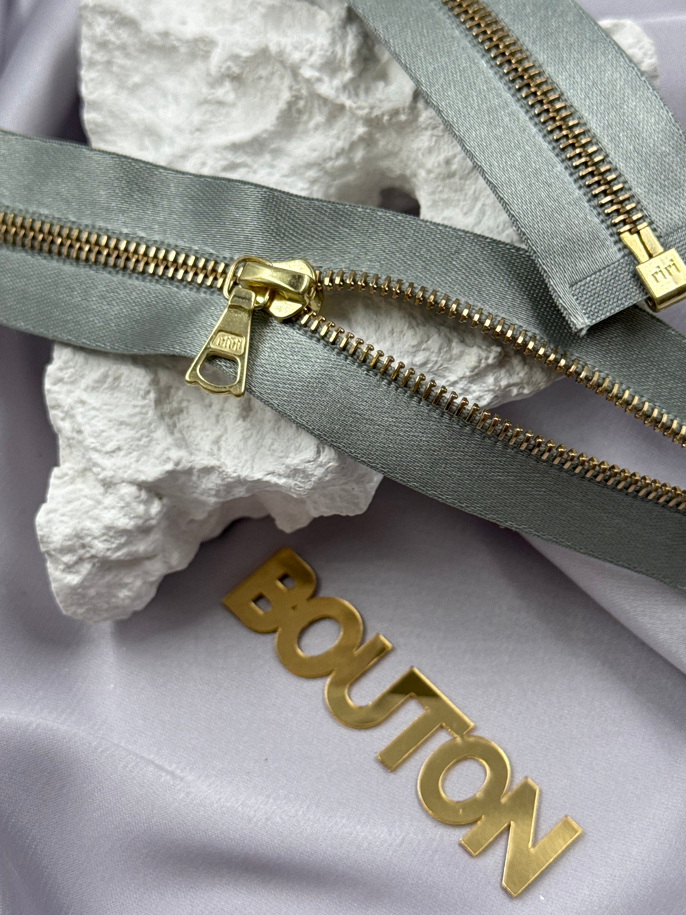 Молния металл, riri , разъёмная 1 замок, на атласной тесьме, 4 мм,  цвет 9112, голубовато-серый.