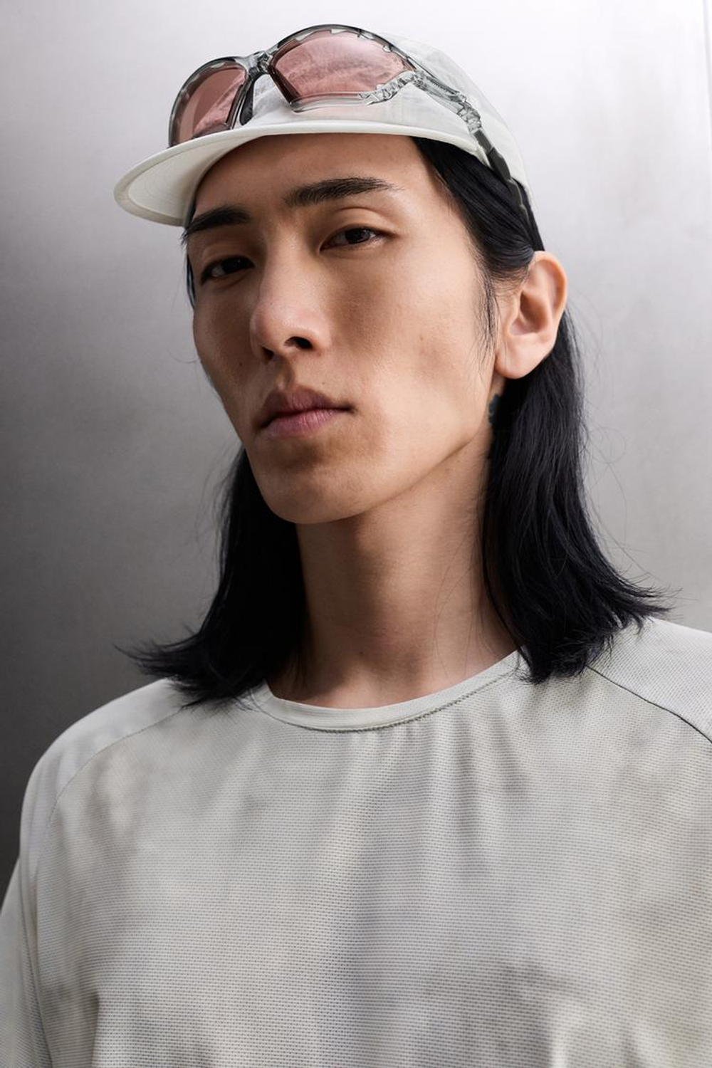 ZARA ФУТБОЛКА ДЛЯ БЕГА С ПРИНТОМ, ОТТЕНКИ СЕРОГО