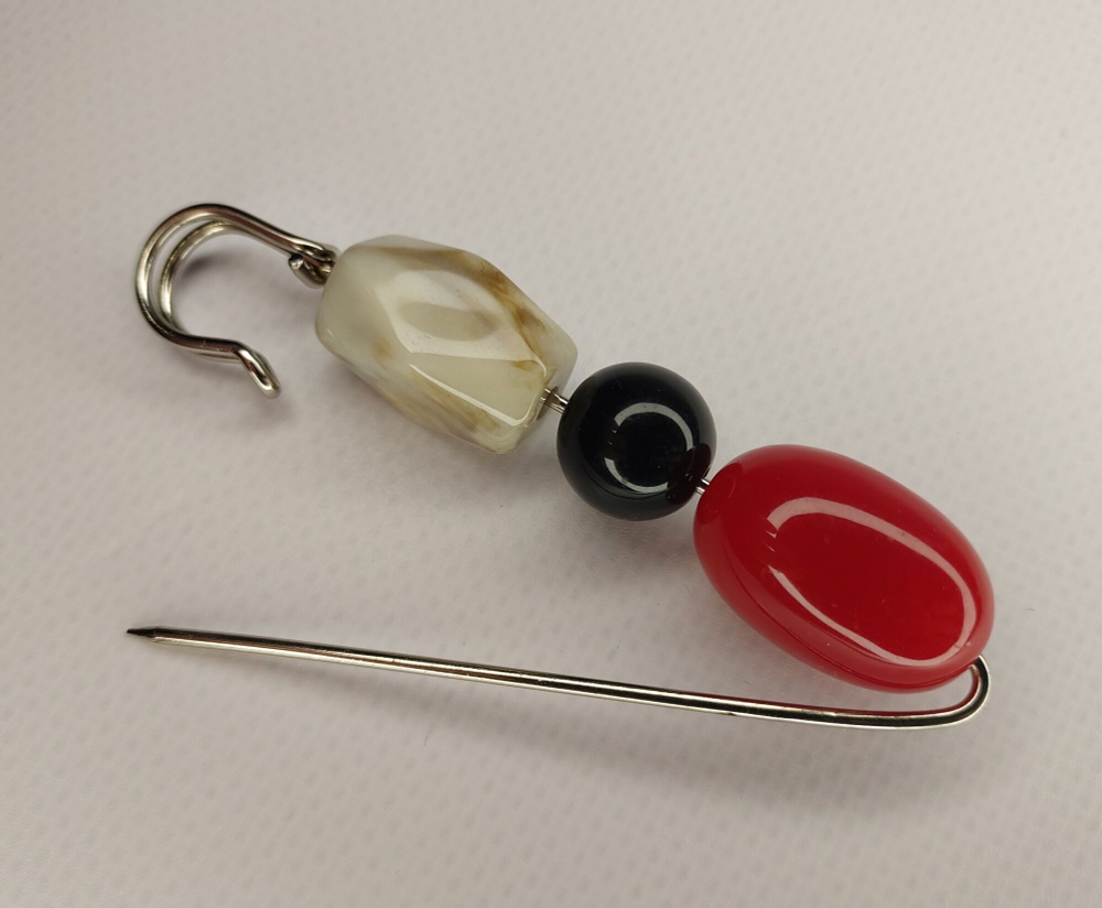 Булавка брошь "Камушки" для кардигана,  пальто, платков, костюмов, одежды.Цвет серый зелёный красный.