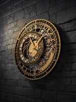 Настенные часы WOODandROOT Automaton Prague в полумраке, подсветка подчёркивает детали латунного механизма и гравировку