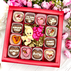 Шоколадный набор "Зайчик с шариками. Люблю тебя" и 12 конфет ручной работы