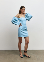 Голубое платье с открытыми плечами