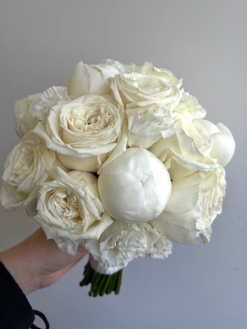 Свадебный букет из пионов, лизиантуса, кустовых пионовидных и одноголовых роз