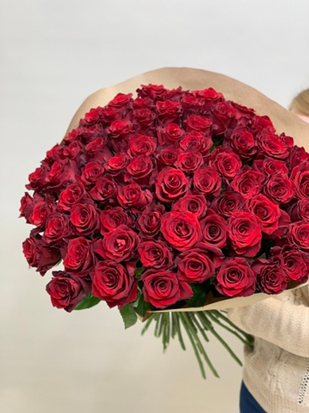 Букет 75 красных роз Эквадор 50см в крафте